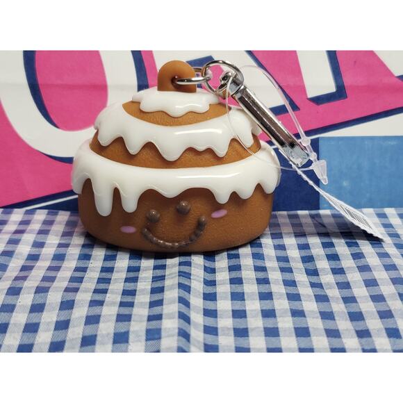 BBW Smiling Frosted Cinnamon Roll PocketBac Holder Backpack Purse Bag Keychain - Picture 1 of 1
